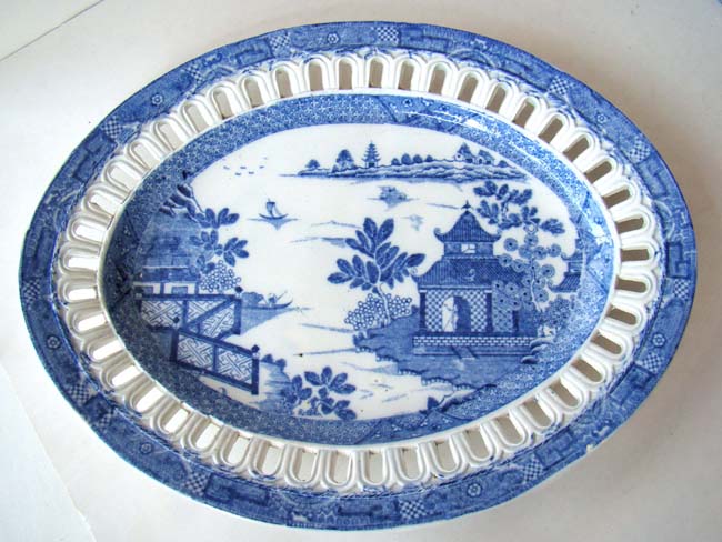 A fine English Staffordshire oval reticulated fruit basket and undertray circa 1830 — image 3